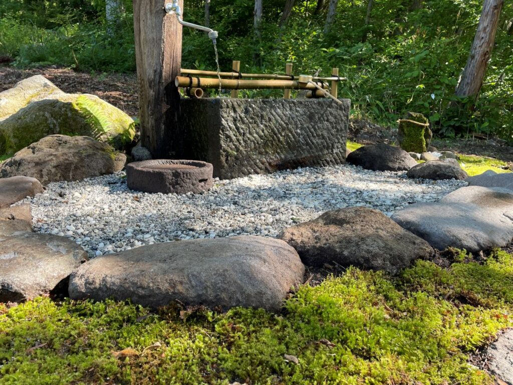 山梨オートキャンプ場ビッグホーンの場内にある天然水の水汲み場「湧治庵」